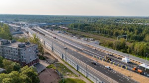 В Санкт-Петербурге на участке реконструкции Петрозаводского шоссе продолжается строительство надземного пешеходного перехода